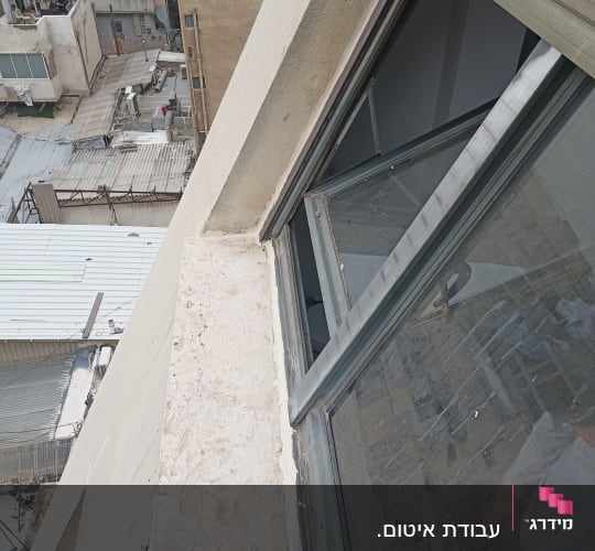 חלון עם איטום סביב המסגרת החיצונית
